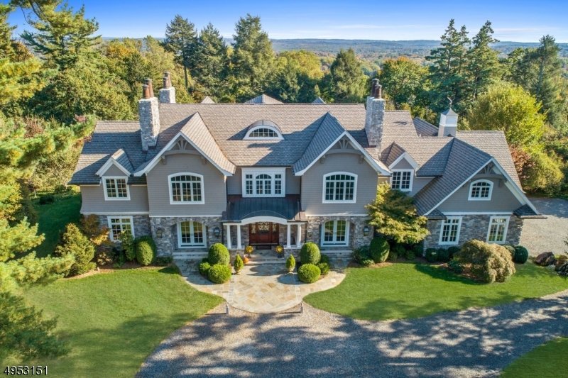 CynthiaConshue's tweet photo. If you've been holding out for the perfect home, look no further. #homesweethome #newhome  https://t.co/xofOvJRKBw https://t.co/gPQa53j1uc