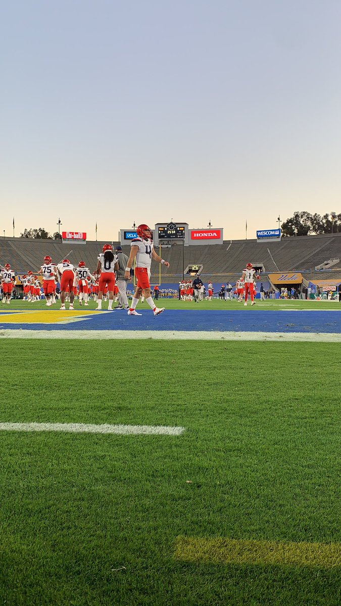 clong_310's tweet photo. Net crew for tonight game at the rose bowl. #iwearmanyhats #willtocompete https://t.co/UNQIDJ36bQ