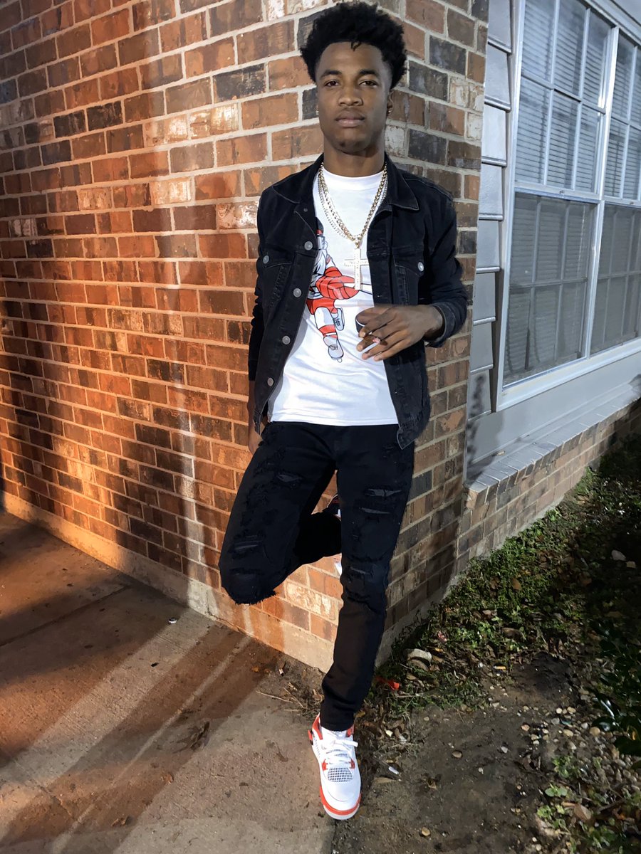 LiTyDaRapper's tweet image. H🙂E From Highschool  Hit My Dm I Just Left The B🙂TCHH Unread 😅 .. Use to Through Me Curveballs 🤽🏽‍♀️ That’s Why Ain Text Her Yet 
#LLTrav #LLKeke #FreeMyDaddy #FreeRaby