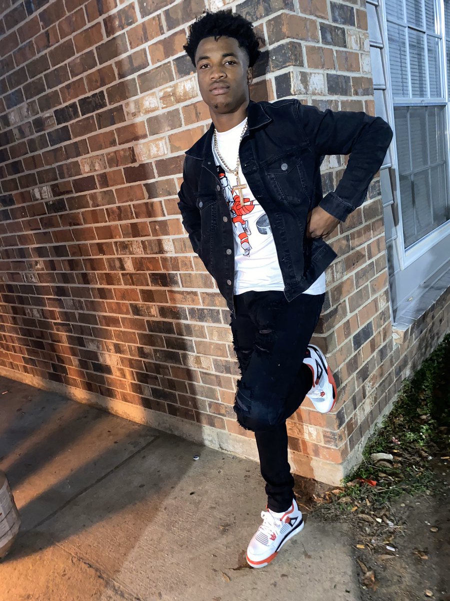 LiTyDaRapper's tweet image. H🙂E From Highschool  Hit My Dm I Just Left The B🙂TCHH Unread 😅 .. Use to Through Me Curveballs 🤽🏽‍♀️ That’s Why Ain Text Her Yet 
#LLTrav #LLKeke #FreeMyDaddy #FreeRaby