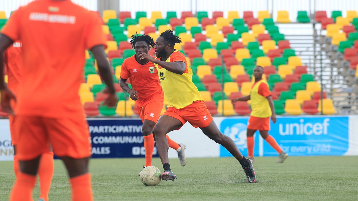AsanteKotoko_SC's tweet photo. 📷 Training at Cheikha Bodiya Stadium ahead of Sunday's #CAFCL match vs FC Nouadhibou!...F-A-A-A-B-U-L-O-U-S!!

#AKSC #CAFCL #NOUKOT https://t.co/UPXKATdmsl