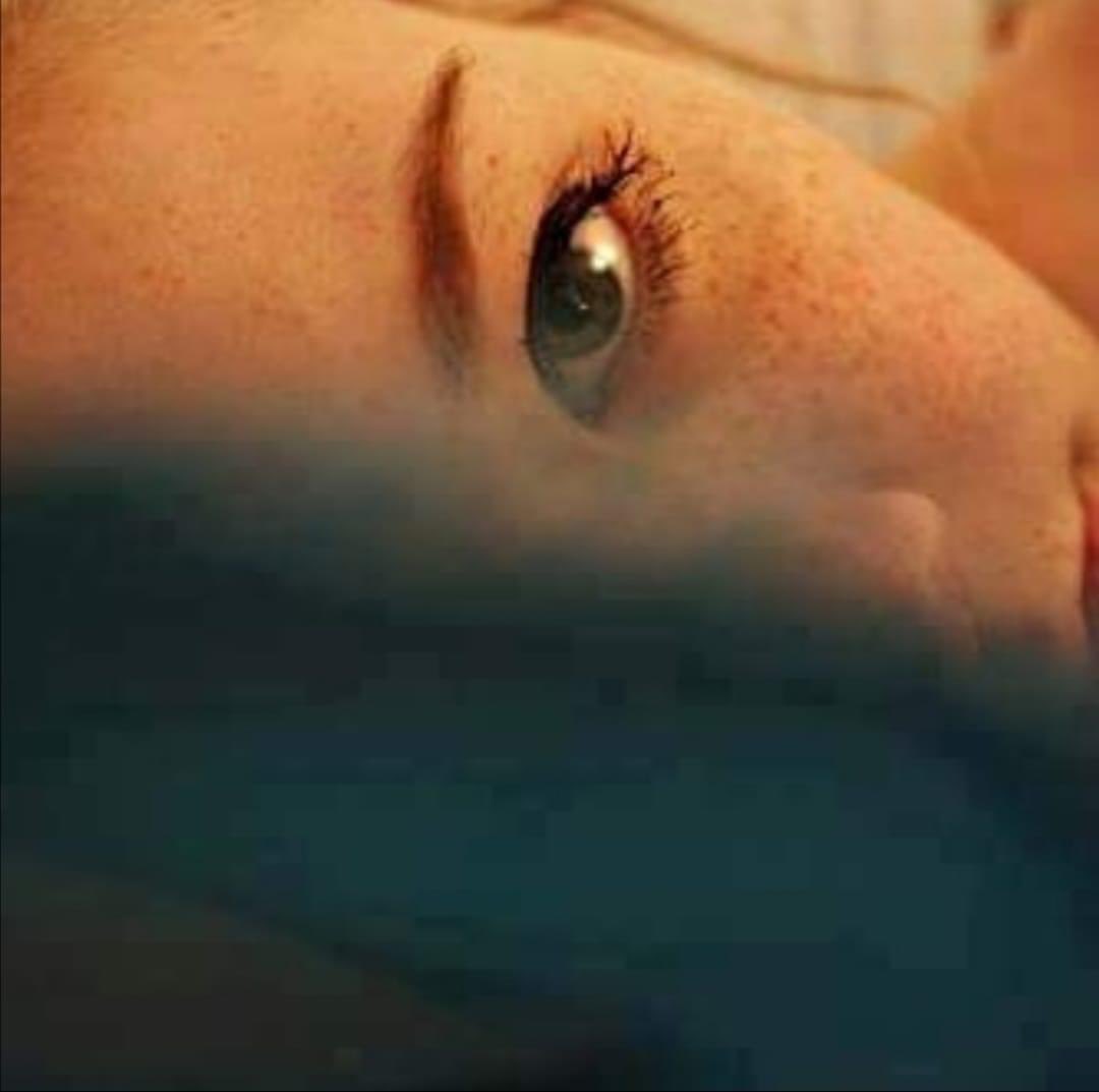 Sei la mia donna, quella che stende la mano per accogliermi, e che ha deciso di appartenermi. Quella che mi seduce con lo sguardo e mi incendia di desiderio. 
L.M.
