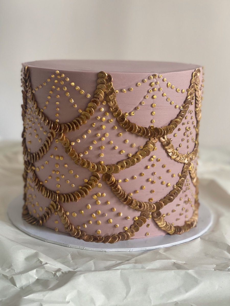 AliZidhna's tweet photo. Edible sequin cake
used a nozzle to cut each fondant sequin and painted with gold luster
Took 6hours to finish this beautiful cake
#baking #cakesofmaldives #maldivescakes #sequincake #ediblesequin #islandbaker #maldives #cakelovers https://t.co/Hr1KUtOBxX