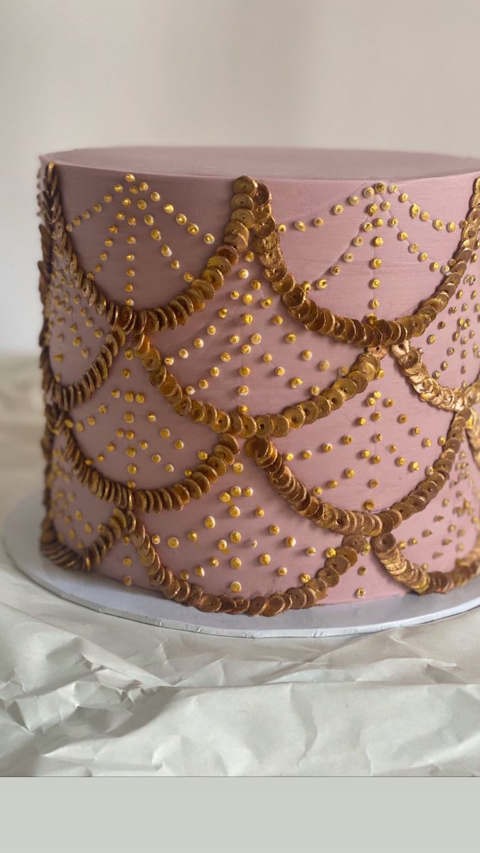 AliZidhna's tweet photo. Edible sequin cake
used a nozzle to cut each fondant sequin and painted with gold luster
Took 6hours to finish this beautiful cake
#baking #cakesofmaldives #maldivescakes #sequincake #ediblesequin #islandbaker #maldives #cakelovers https://t.co/Hr1KUtOBxX