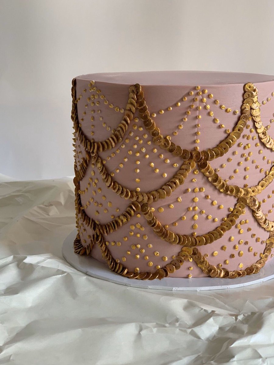 AliZidhna's tweet photo. Edible sequin cake
used a nozzle to cut each fondant sequin and painted with gold luster
Took 6hours to finish this beautiful cake
#baking #cakesofmaldives #maldivescakes #sequincake #ediblesequin #islandbaker #maldives #cakelovers https://t.co/Hr1KUtOBxX