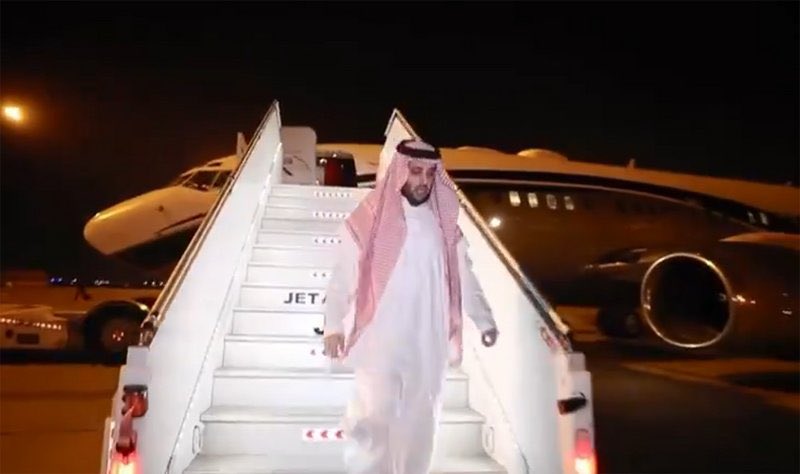 "تركي آل الشيخ" يصل الرياض ويسجد شكرًا لله على أرض الوطن عقب الرحلة العلاجية.