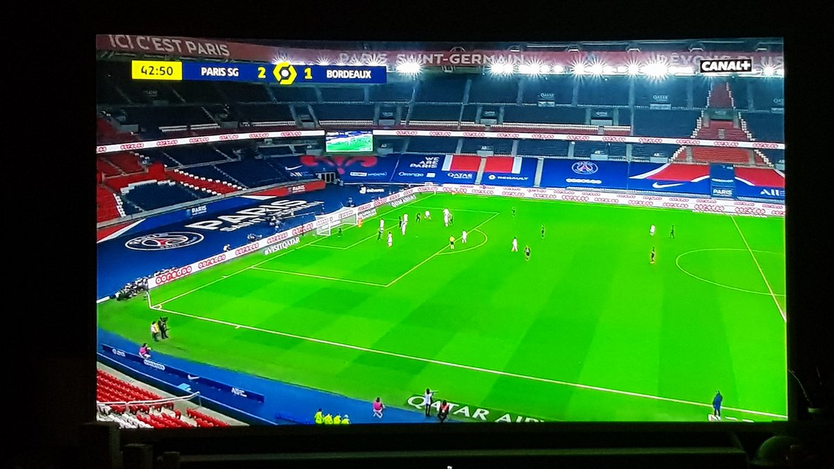 YvanDng's tweet photo. @canalplus on en parle du plan tribune alors que Mbappé est en train de jouer un 1vs1 dans la surface ? Revenez aux caméras normales svp #canalplus #PSGFCGB https://t.co/C8cVS9XVEu