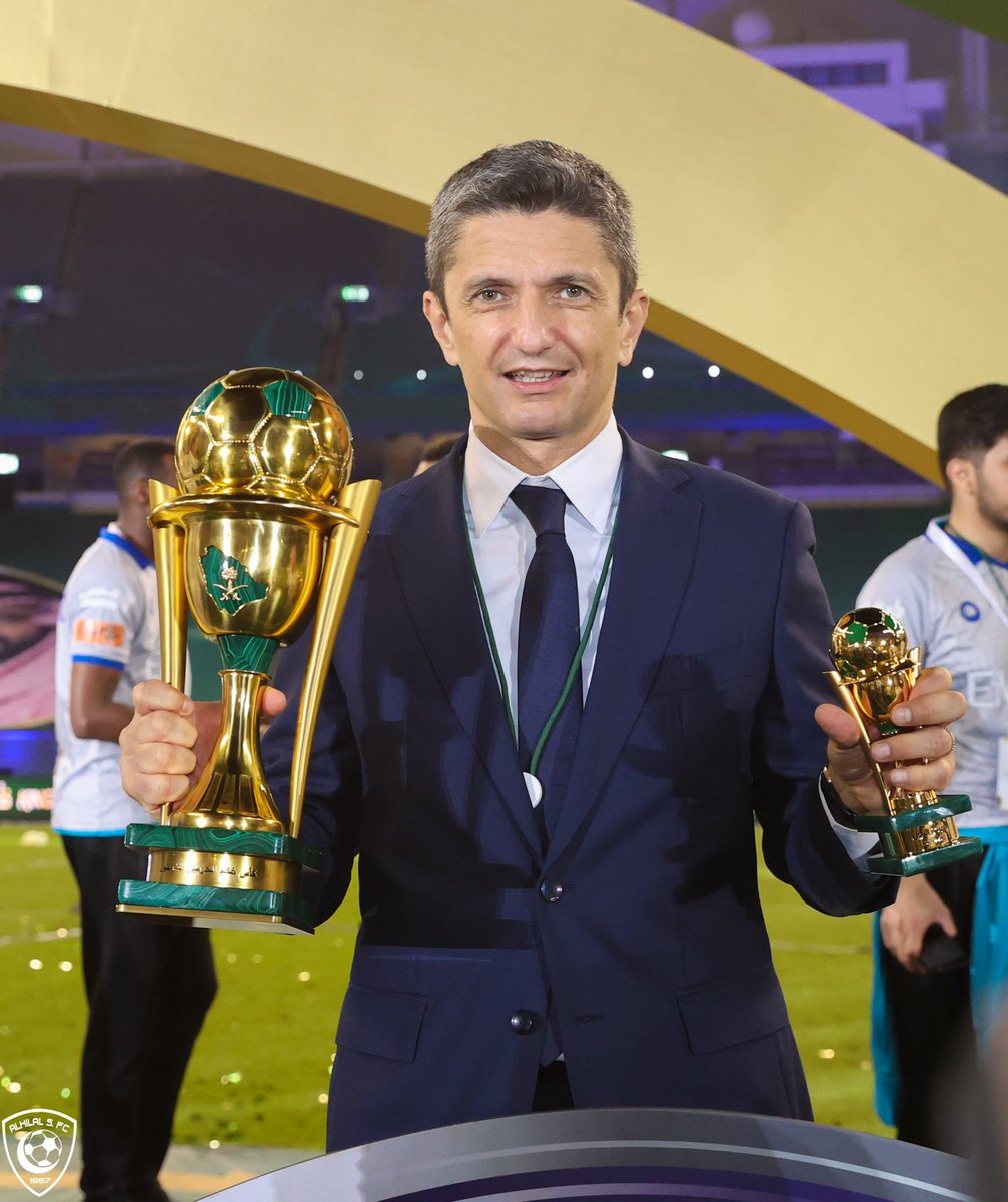 Alhilal_FC's tweet photo. 🎶 صف قائد الأوركسترا ومدرب الثلاثيـة بكلمة 😍💙

#الهلال_بطل_الكأس_الأغلى
#الهلال https://t.co/OhUmFKfD3c