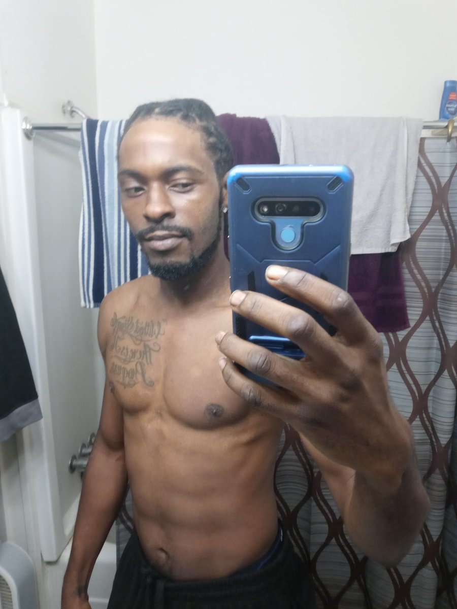 FADEUM_MIKE's tweet photo. All I needed was a fresh #edgeup, a nigga on point now 😎💯! #braidedup #dreadhead #goon #weekendendvibes https://t.co/7qh657igr4