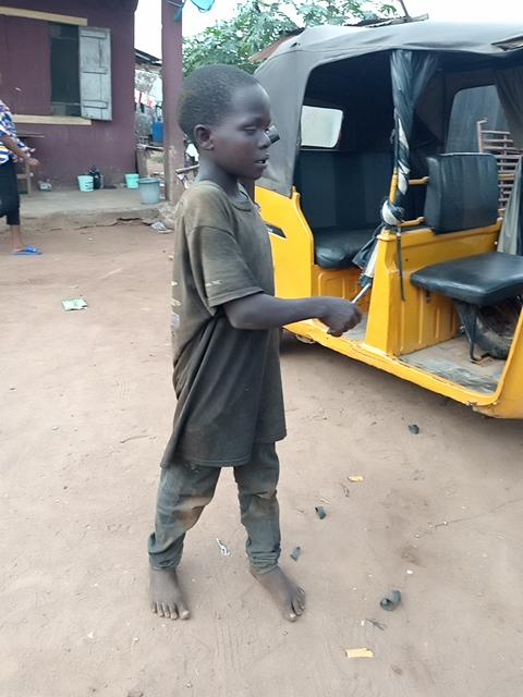 AnatuGreen's tweet photo. The boy's name is Lekan.
I met him at a mechanic's where he is "learning work".
Asked him if he is in school and he said he dropped out after both his parents died.
He says he's willing to go back to school and he has been praying for God to send him a helper. https://t.co/PZna0Wu3iR
