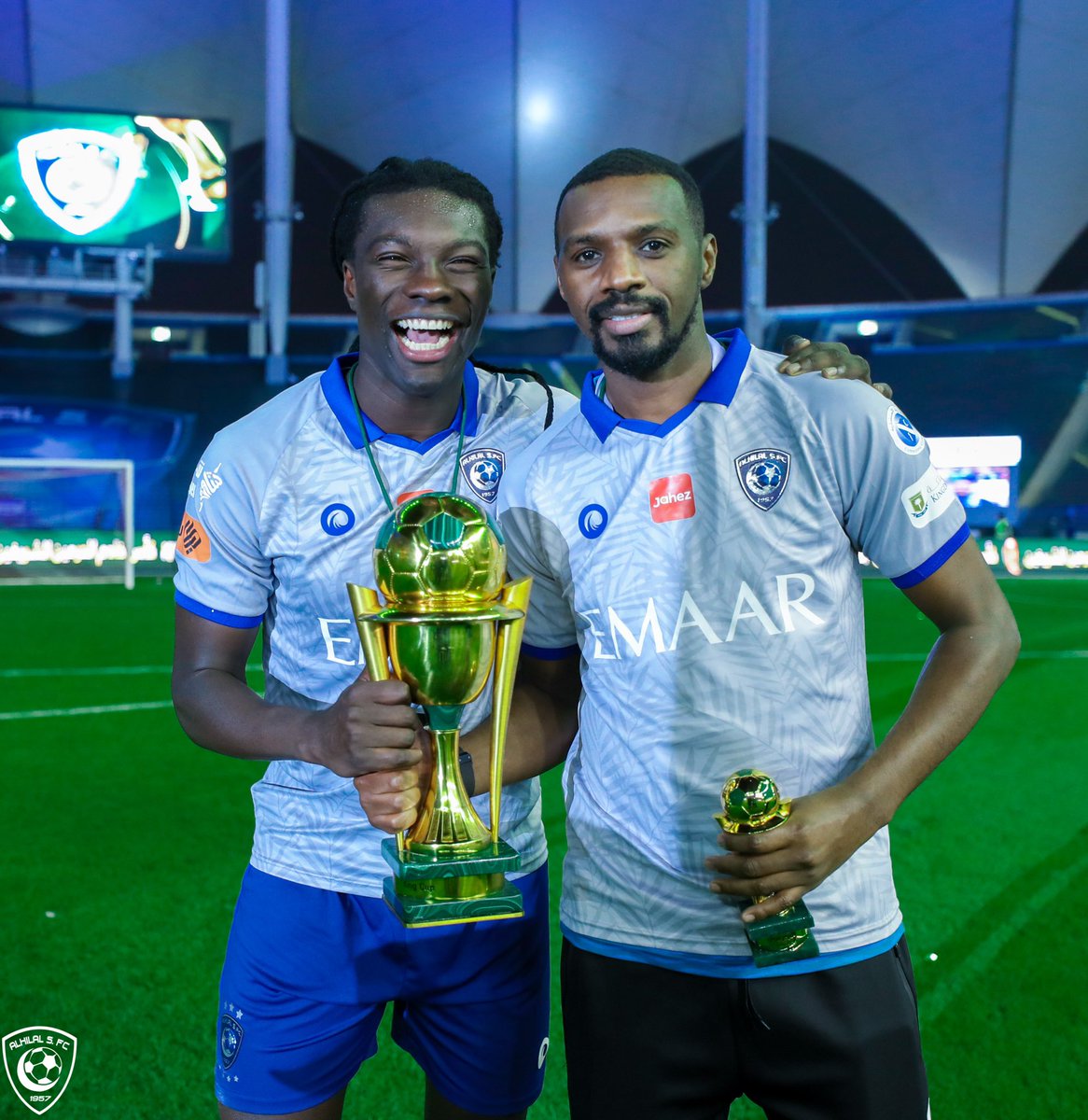 Alhilal_FC's tweet photo. 🎶 لا رفرف أزرقنا.. يحجب شعاع النور 😍💙

#الهلال
#الهلال_بطل_الكأس_الأغلى https://t.co/oqzGl137Db