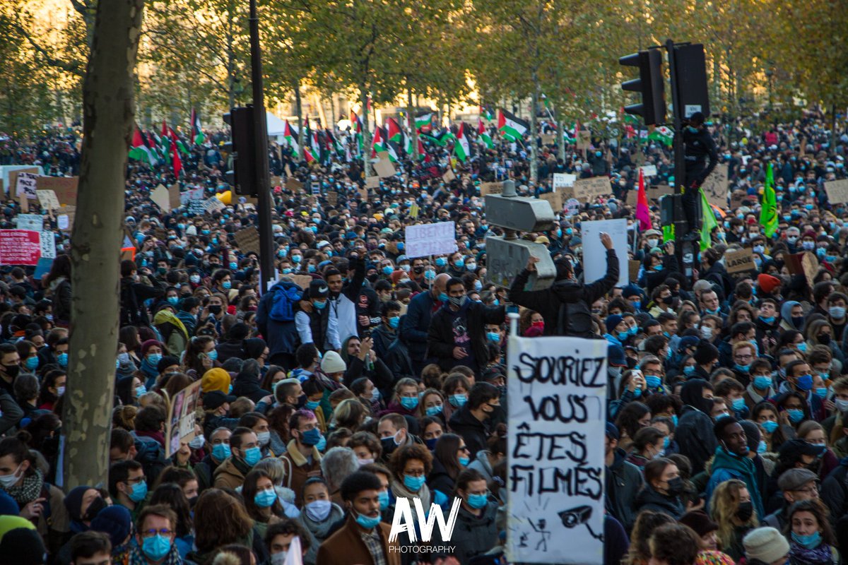 Adamaa_warr's tweet photo. Des milliers de personnes dans les rues de Paris pour dire non à la loi sécurité globale.

#Paris #Republique  #SecuriteGlobale https://t.co/YzbZiGKvv9