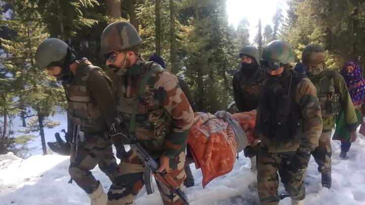 MusaibIbn's tweet photo. #KUPWARA | Army soldiers carried a woman, who gave birth to a baby today morning, to her home from a Govt hospital in Lolab area of Kupwara district. https://t.co/ADF87gAb8B