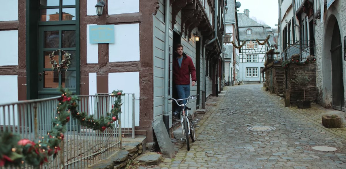 NiratAnop's tweet photo. This German town, Eifel, in Netflix’s #OverChristmas is sooo picturesque and beautiful. Reminds of me a bit of Arendelle. #ÜberWeihnachten https://t.co/SpW9azAdNt