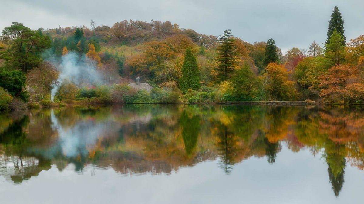 InKPhotography1's tweet photo. Taken a couple of years ago, but still one of my favourites. #Wales #snowdonia #Autumn #reflections https://t.co/x2Lgz1FLiq