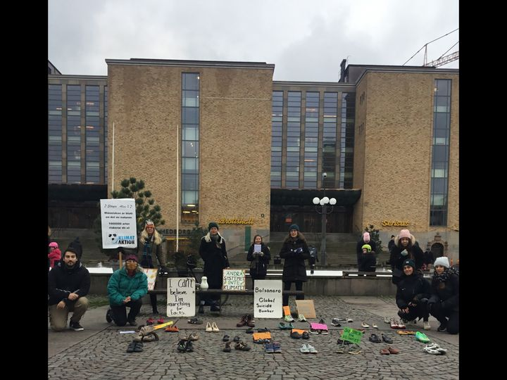 JanineClimate's tweet photo. 🆘🆘Month 8 #ShoeProtest
Medborgarplatsen Stockholm Sweden
activists: 42
#StopShell
#ClimateStrike #FridaysForFuture #ShoeStrike #SaturdaysforFuture @fff_sssat
Nov:
Countries: 5+
Events: 10+
Activists: ~300 still counting
Sept:
Countries: 15
Events: 69
Activists: 7979 https://t.co/7EC3tsqSbe