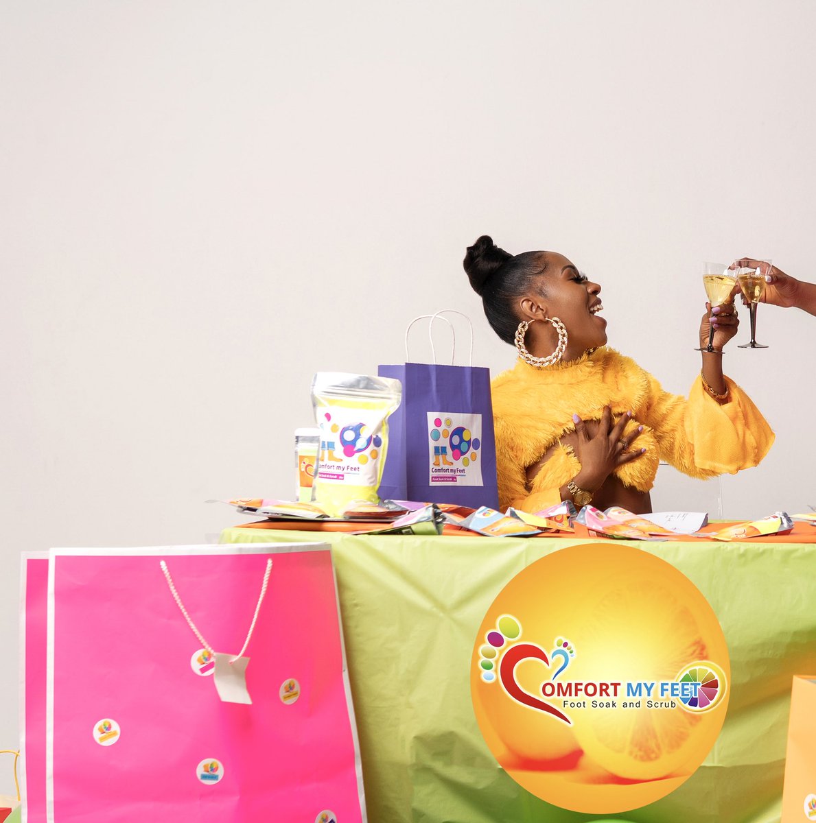 vanessablingVB's tweet image. Cheers 🥂 #vanessabling #comfortmyfeet