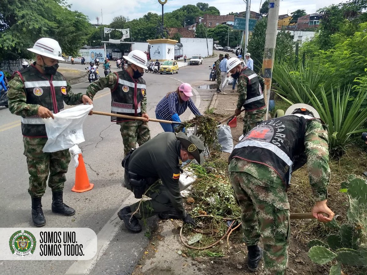 PoliciaCmarca's tweet photo. En 𝗚𝗶𝗿𝗮𝗿𝗱𝗼𝘁, con nuestro Grupo Ambiental @ProteccionPonal, @COL_EJERCITO, @CAR_Cundi, #DATMA y #Alcaldía realizamos jornada de recolección de desechos y la siembra de 20 árboles carboneros. https://t.co/aj2LSlN9Ji