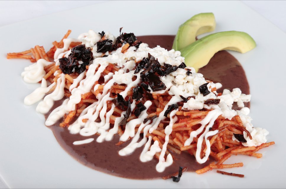 RTestal's tweet photo. Nuestro #FideoSeco se sirve sobre un espejo de frijol negro y se acompaña de queso cotija, chile pasilla frito y aguacate. 
¿Se te antoja? https://t.co/nx8n4yCkqd
