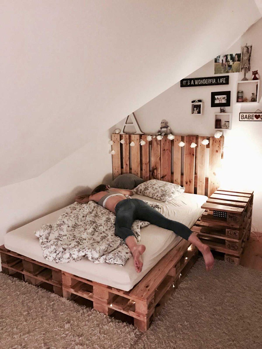 suadecoracao's tweet photo. Bonita cama de pallet. Ideia criativa e que pode ser também sustentável, além de, muitas vezes, sair mais em conta que uma cama tradicional. E você, gosta de projetos DIY com pallets? #diy #pallets #camadepallet #quartotumblr #quartodecorado #dicasdedecoração #suadecoracao https://t.co/NWzSNYEGgi