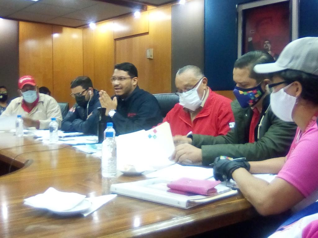 EsSoberania's tweet photo. Hoy el Estado Mayor Político Petrolero fortaleciendo y activando a la clase trabajadora junto a nuestros candidatos de la Patria Will Rangel y Carlos Sierra, PETROMUJER, Juventud Petrolera, PES, CPT, FUTVP al Rescate de la Asamblea Nacional este 6D #VenVamosJuntos 
@PETROMUJERVEN https://t.co/5mDDtfGHqF