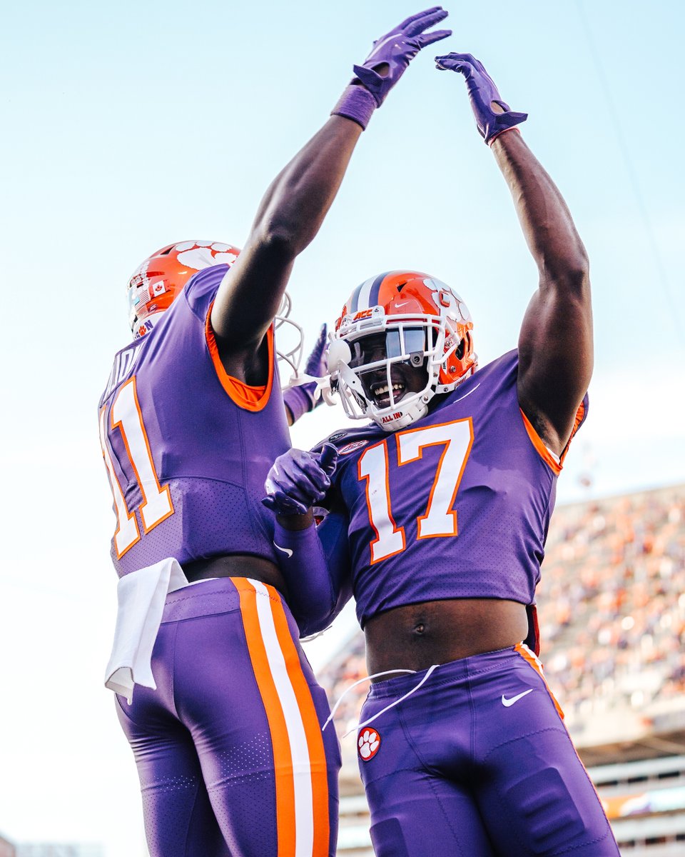 ClemsonFB's tweet image. Cornell Powell with his third consecutive 100-yd receiving game, tying a school record with Charlie Waters (1969), Tony Horne (1997), Rod Gardner (2000), DeAndre Hopkins (2012) and Sammy Watkins (2013).

You're in good company, @CornellPowell17. Congrats. 

#ALLIN 🐅🐾