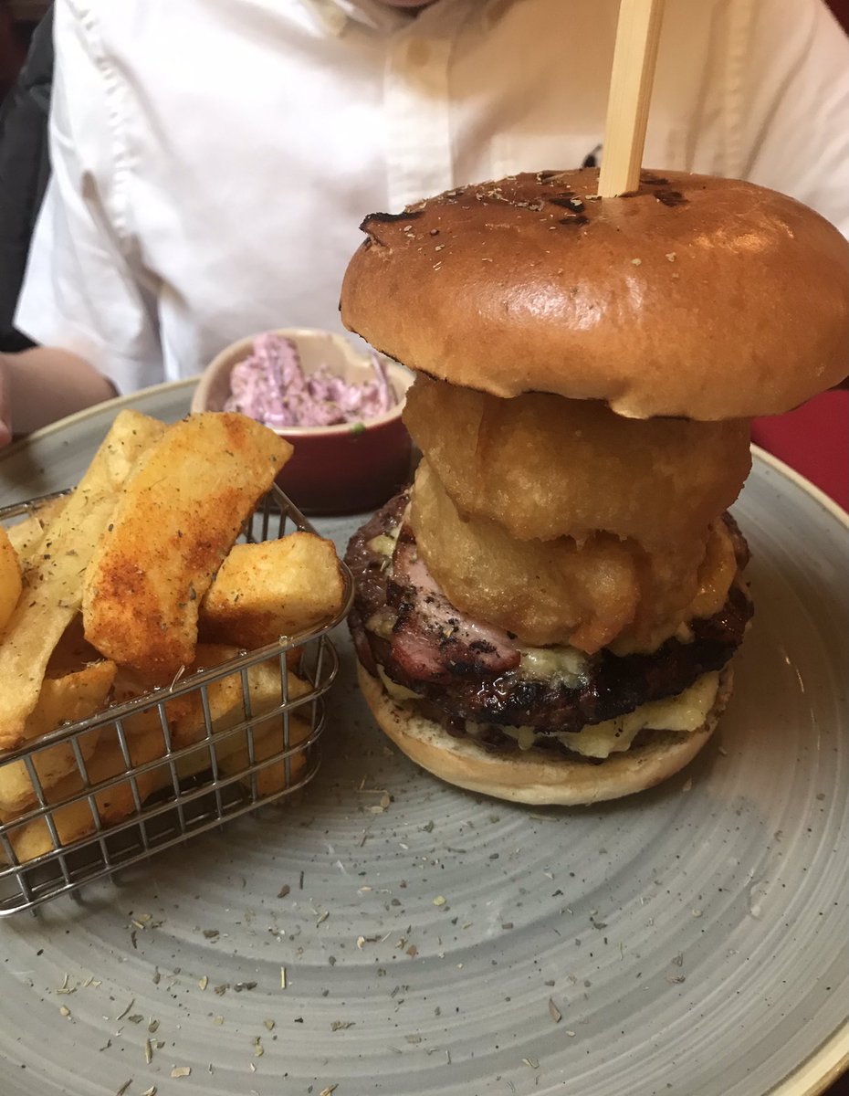 My family and I had a lovely time #supportinglocalmonmouthshire today at The Castle Inn in #usk <a href="/UskTown1/">Usk Town</a> 😋 Henry’s burger was his ‘best ever’! 👌🏻#SmallBusinessSaturday 
 <a href="/WelshConserv/">Welsh Conservatives 🏴󠁧󠁢󠁷󠁬󠁳󠁿</a> <a href="/MonmouthshireCC/">Monmouthshire / Sir Fynwy</a> @MonmouthCA