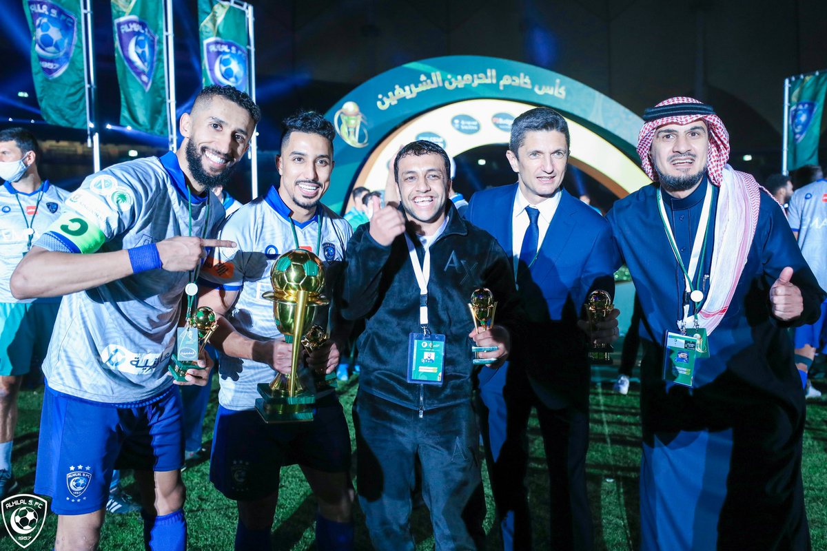 Alhilal_FC's tweet photo. 📸 الذهــب.. مع أبطال الذهـب 😍🏆💙

#الهلال_بطل_الكأس_الأغلى
#الهلال https://t.co/WRFf4ZtvBp