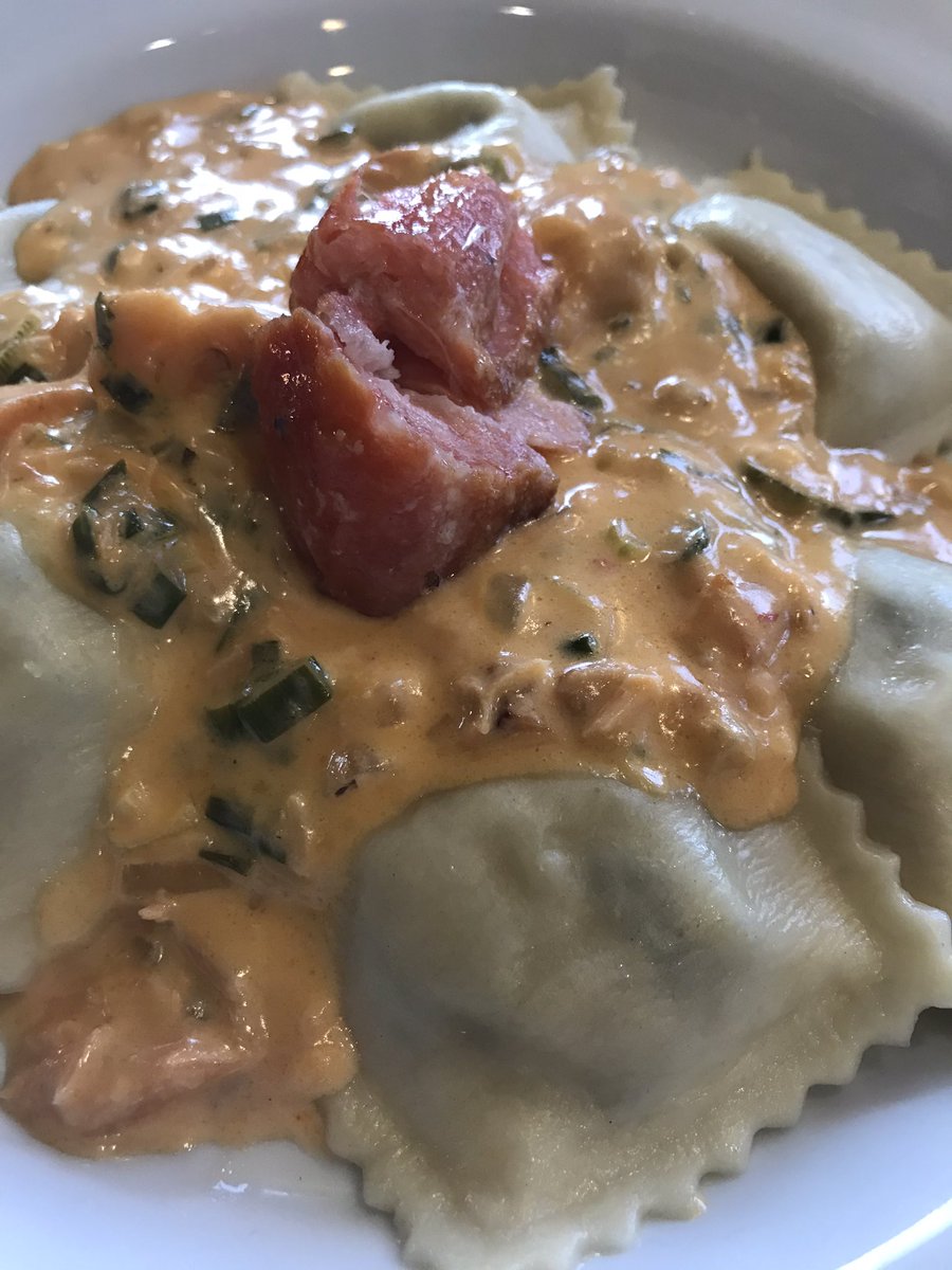 IReserva's tweet photo. Ravioli di Pesce 
(Raviolones de brótola y merluza, con crema de morrones asados y salmón ahumado) #speciali https://t.co/WWT4HaqrGJ