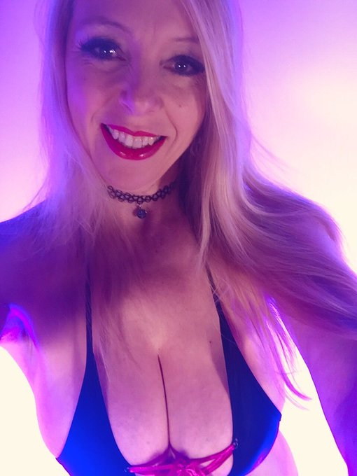 Back in the studio tonight 😁 xx https://t.co/yJDcwwnKsk<a href="/tag/heels"class="tags"><span>#heels</span></a><a href="/tag/lacylingerie"class="tags"><span>#lacylingerie</span></a><a href="/tag/sheernylons"class="tags"><span>#sheernylons</span></a>