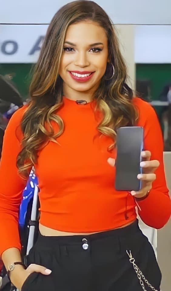 #Farándula | La guapísima y talentosa <a href="/Angiefloreshn/">Angie Flores 💙🎶💜</a> luce más radiante que nunca. 🤩❤️Ella es la reina de Honduras y la más querida por sus fans en el mundo. #noticiadelespectadorhn