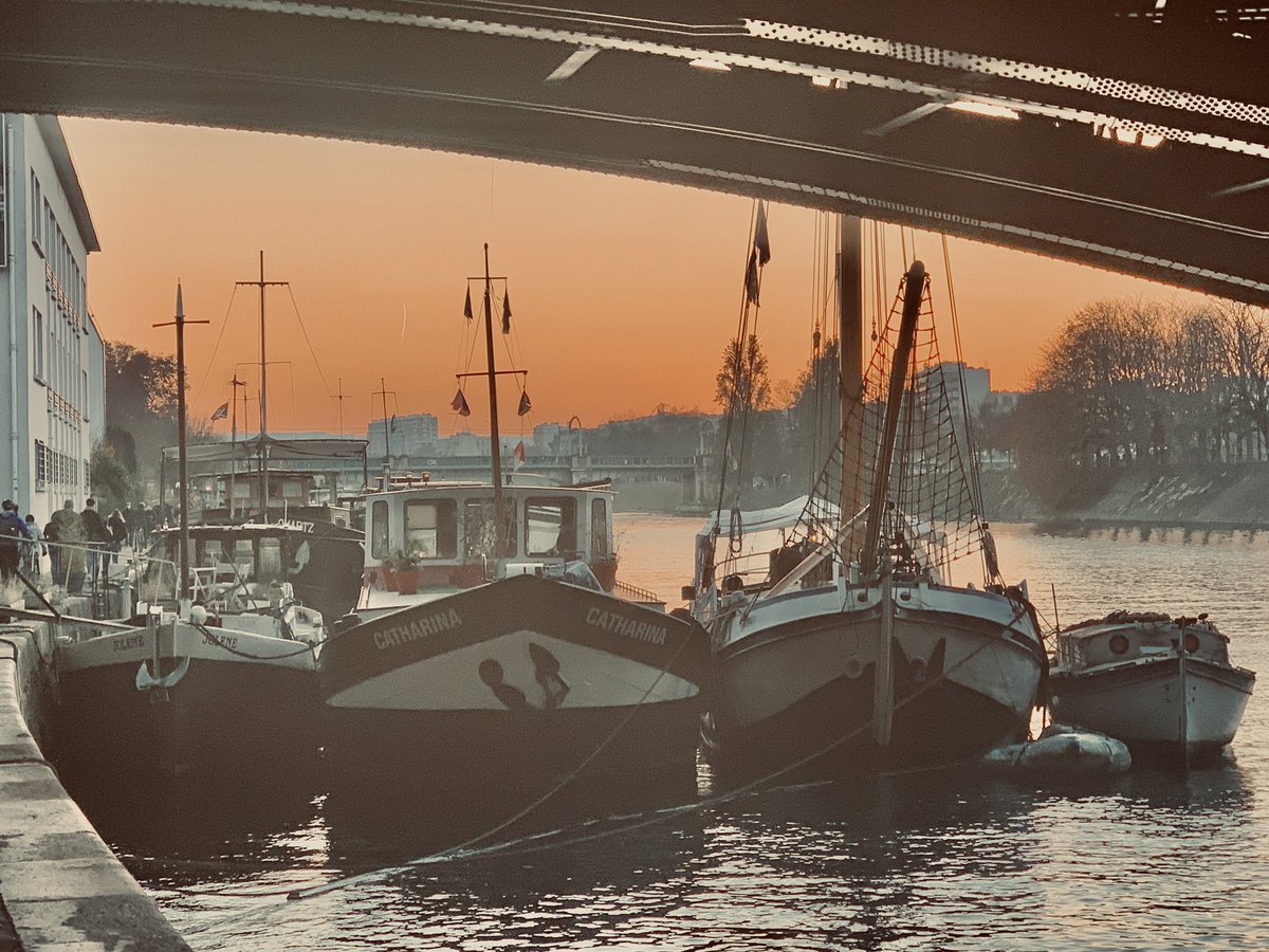 Faridagrlt's tweet image. « Nous aimions les musiques exotiques, les quais de la Seine, les péniches et les rôdeurs, les petits caboulots douteusement famés, le désert des nuits »
La force de l’âge , Simone de Beauvoir 
#Paris15 #PontdeGrenelle