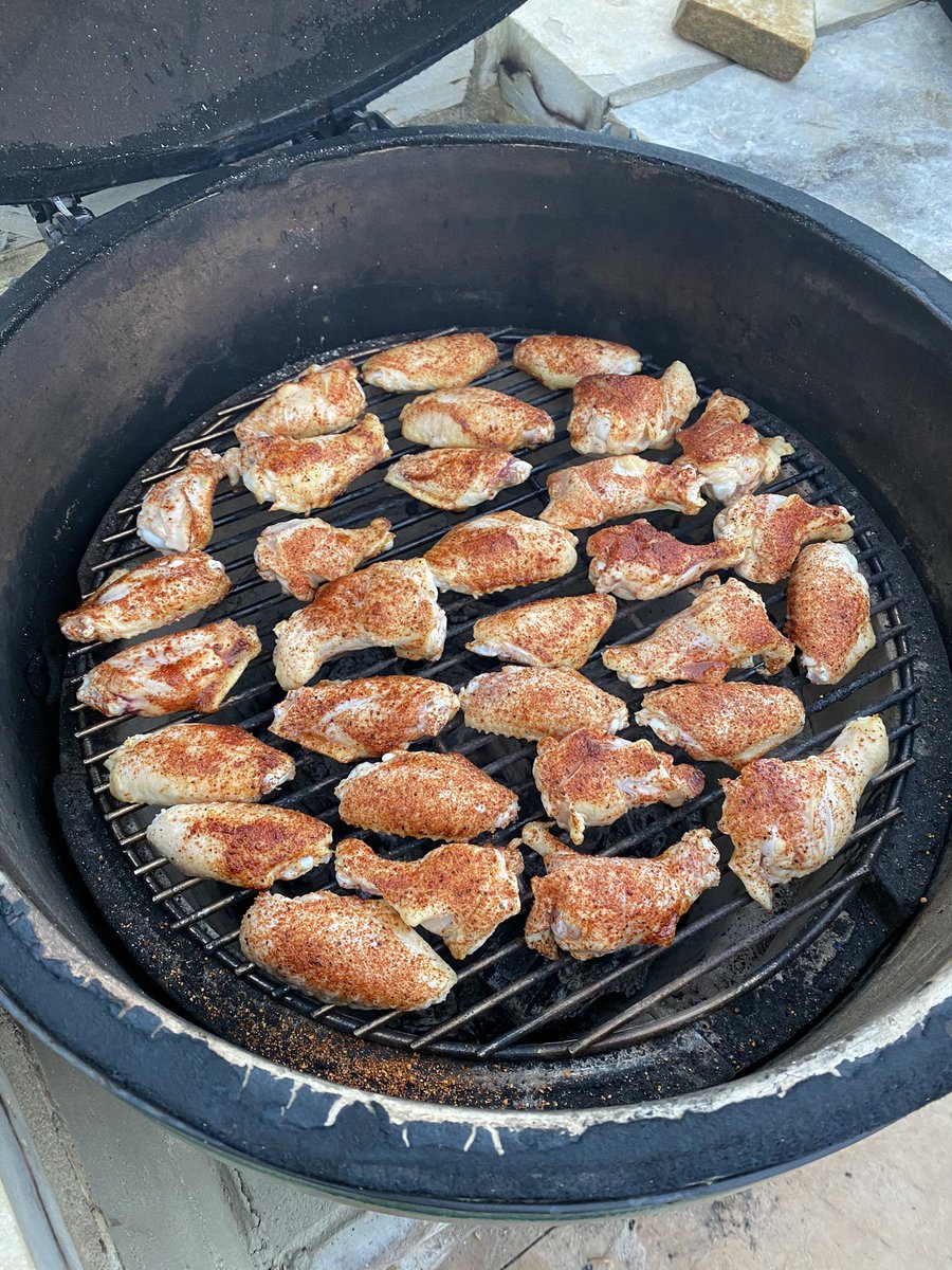 KC4UTIA's tweet photo. Grateful for Saturday nights, lump charcoal, slow-smoked chicken wings and a @BigGreenEgg to hold her steady. Have mercy. #appetizers #PizzaNext https://t.co/0B0frC2gar
