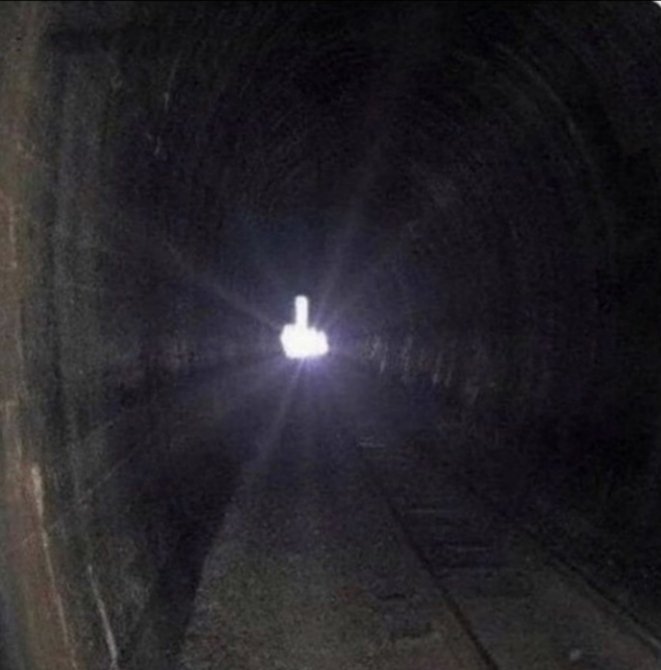 Юелый свети в конце туекля. В конце туннеля вижу. Свет в конце тоннеля. Белый свет в конце тоннеля. Черный тоннель.