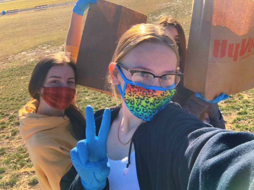 EHSenvrclub's tweet photo. Third cleanup of the year! We found a large amount of trash in the athletics parking lot—please do your part in keeping East High clean!! 🌍 https://t.co/AXkck60AWE
