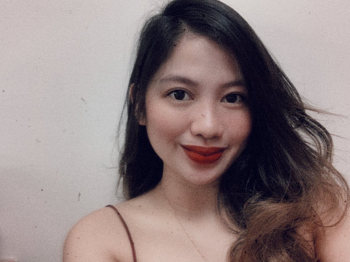 mariellealer's tweet photo. Long time no selfie 🐷💩 https://t.co/ENWLJbnWaT