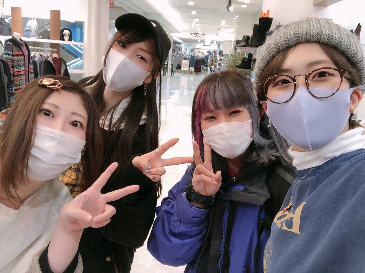 fj_selva's tweet photo. とうとう最終営業日を迎えました。
本当に今日で閉店になります。

本日は20:00まで営業しております！

連日お菓子やお花など、本当にありがとうございます😭💐
そして最後だからとたくさんお買い物して頂き、本当に感謝の気持ちでいっぱいです！

本日も笑顔でお待ちしております！ https://t.co/mSDH67uTqf