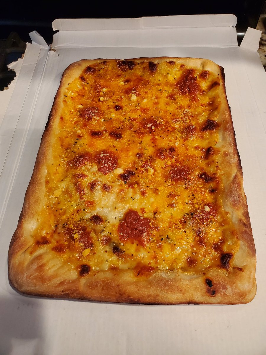 chip_tashjian's tweet photo. New pan. #homemade #notdelivery #pizza https://t.co/jv03xmUQsl