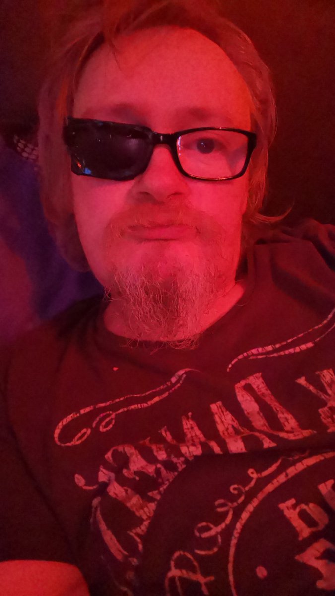SamsFlat's tweet photo. #LookingAheadToChristmas with one eye❤️ https://t.co/KCSc0AQ5Qm