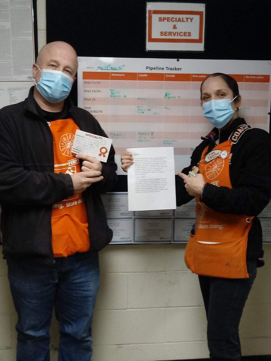 Rachel44215653's tweet photo. Jasmin recognizing Mark for his commitment to providing excellent customer service! Great job! https://t.co/4Z9iP5RI1d