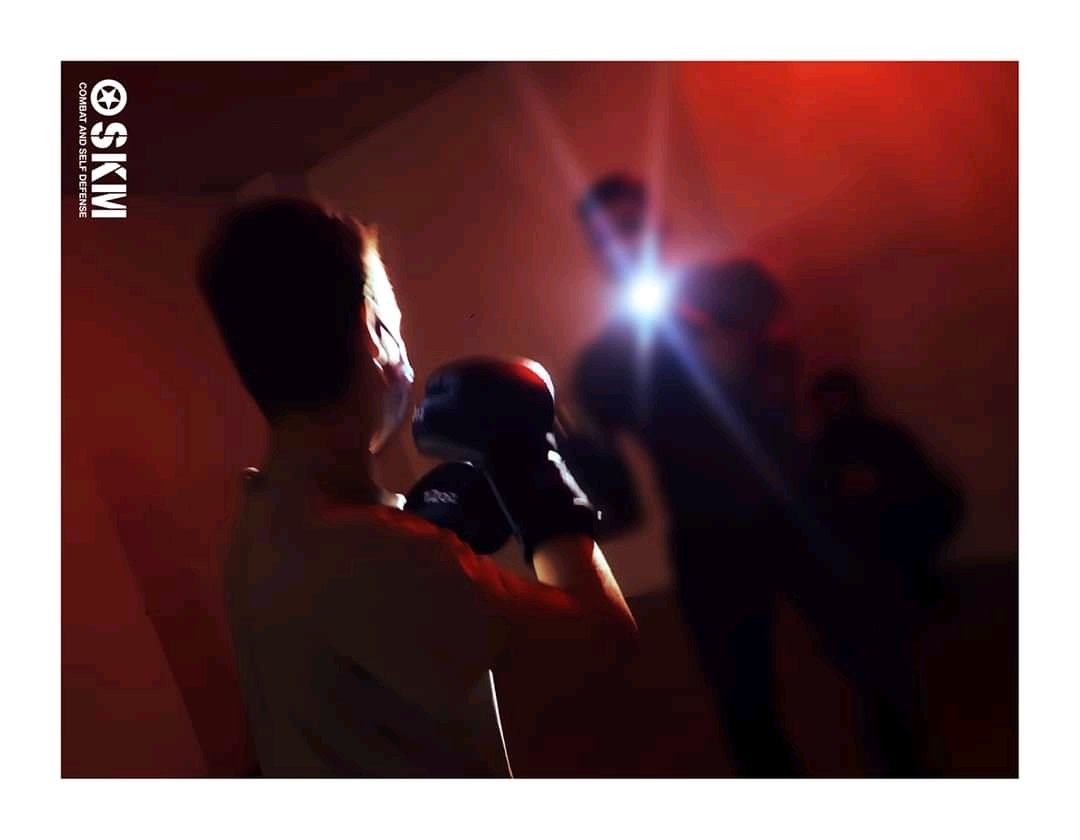 SKMSPAIN's tweet photo. FLASH LIGHT TRAINING
... en busca de  precisión con poca visibilidad, luz intermitente.

En el tesón está la clave y ponerle una "chispa" de creatividad.

Nuestros teen tienen  fuerza de voluntad, disciplina y sentido del humor. Cada martes y jueves un gran entrenamiento.🤜🤛 https://t.co/GOqUwK71eC