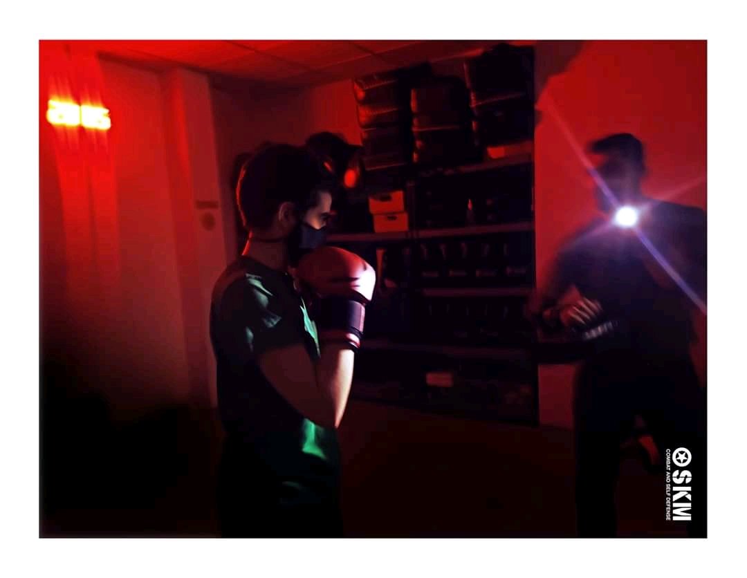 SKMSPAIN's tweet photo. FLASH LIGHT TRAINING
... en busca de  precisión con poca visibilidad, luz intermitente.

En el tesón está la clave y ponerle una "chispa" de creatividad.

Nuestros teen tienen  fuerza de voluntad, disciplina y sentido del humor. Cada martes y jueves un gran entrenamiento.🤜🤛 https://t.co/GOqUwK71eC