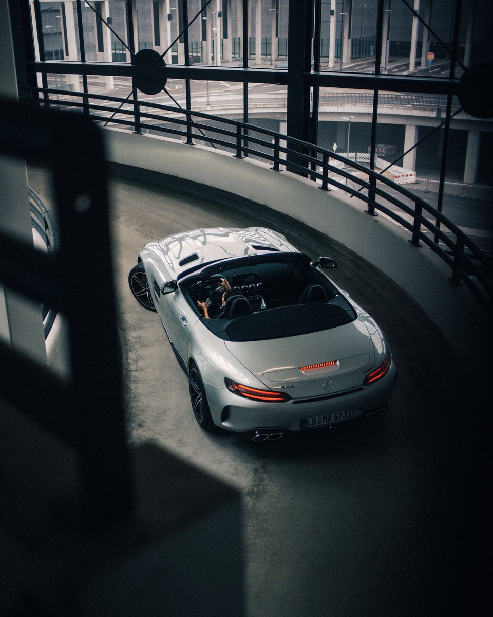 MercedesBenz's tweet photo. [Kraftstoffverbrauch kombiniert: 13,0 l/100 km | CO₂-Emissionen kombiniert: 298 g/km | https://t.co/s95yKNytGO]

Cold concrete or warm sunsets - always an eye pleaser with the Mercedes-AMG GT C Roadster. #AMGRoadTrip with Betty Taube.

https://t.co/3U75IZcs5H
📷Christof Kreutzer https://t.co/rBQus3JQ5L