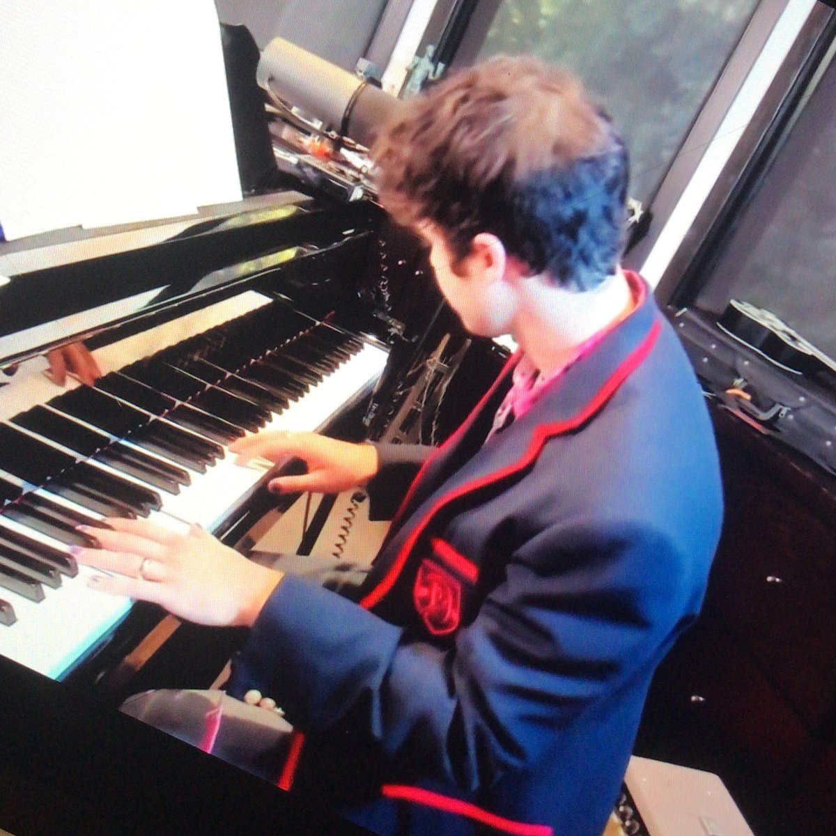 amazingleeon's tweet image. ELE TÁ CANTANDO TD COM O BLASER PORRAAAAAAAA #DECAID