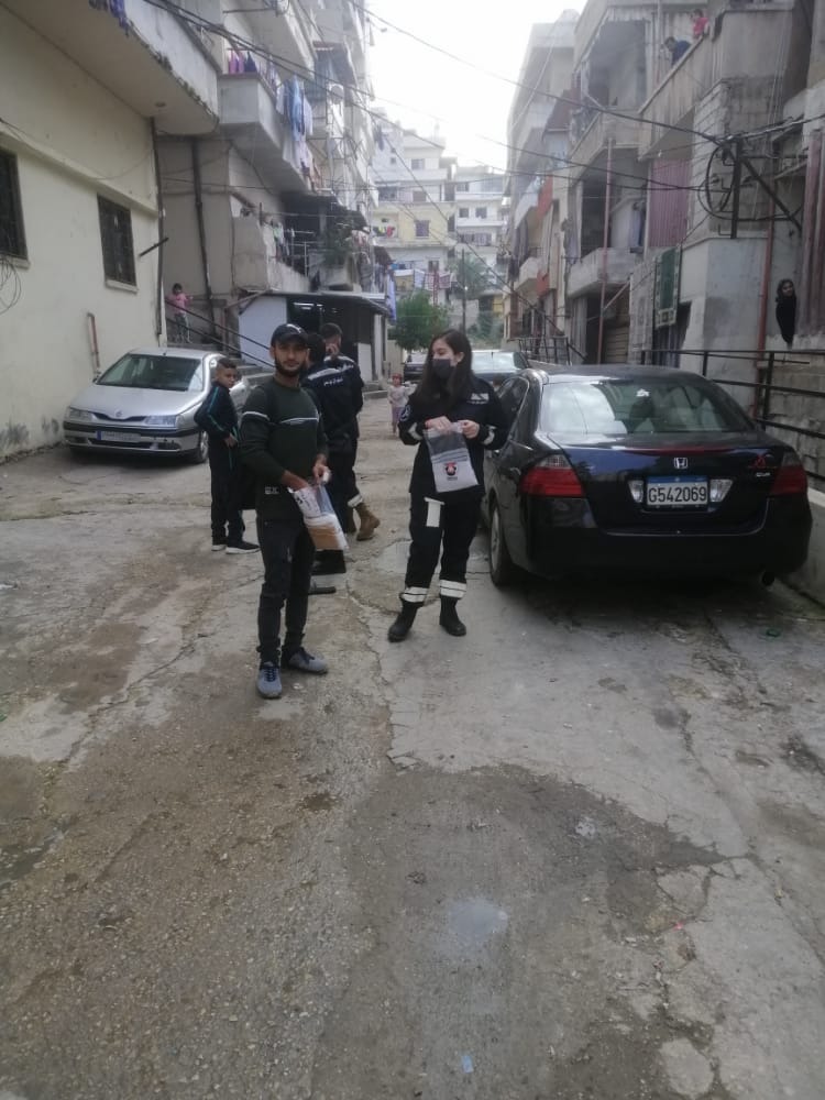 aica_lb's tweet image. As per the implementation of #AICA's #RiskManagementPlan, the #FirstResponder team of #JabalMohsen took the initiative to distribute fabric #masks to homes and shops in the Al-Mashareqah neighborhood in order to prevent the spread of #Coronavirus (#COVID19)