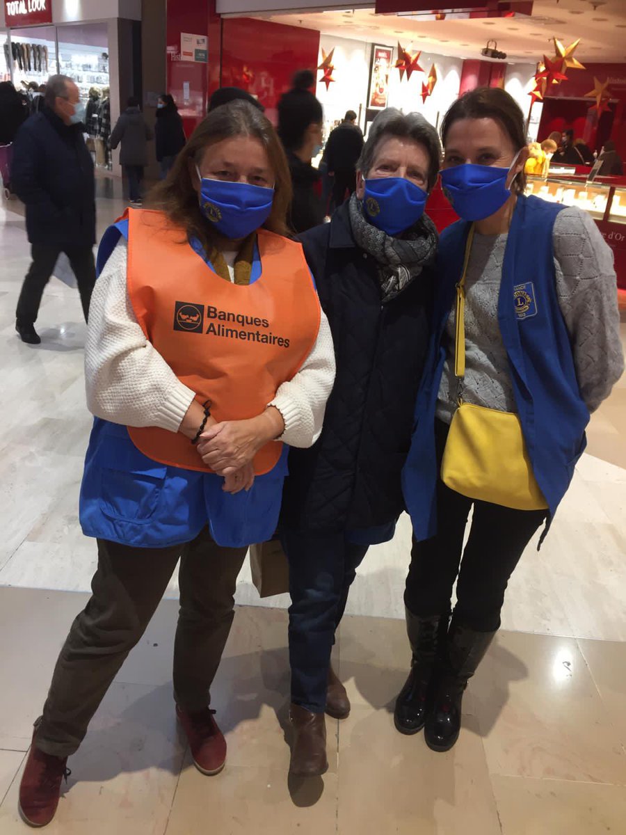 tendancesvdo's tweet photo. Dans la bonne humeur ! #lionsclub #argenteuil #impressionnistes très présent sur 7 opération de la @banquesalimentaires . Merci aux bénévoles, réserve civique, aux donateurs, à @geantcasino @franprix la colonie... à tous. Deux très belles journées sous le signe du ♥️ ♥️ ♥️. https://t.co/9142HFhRu2