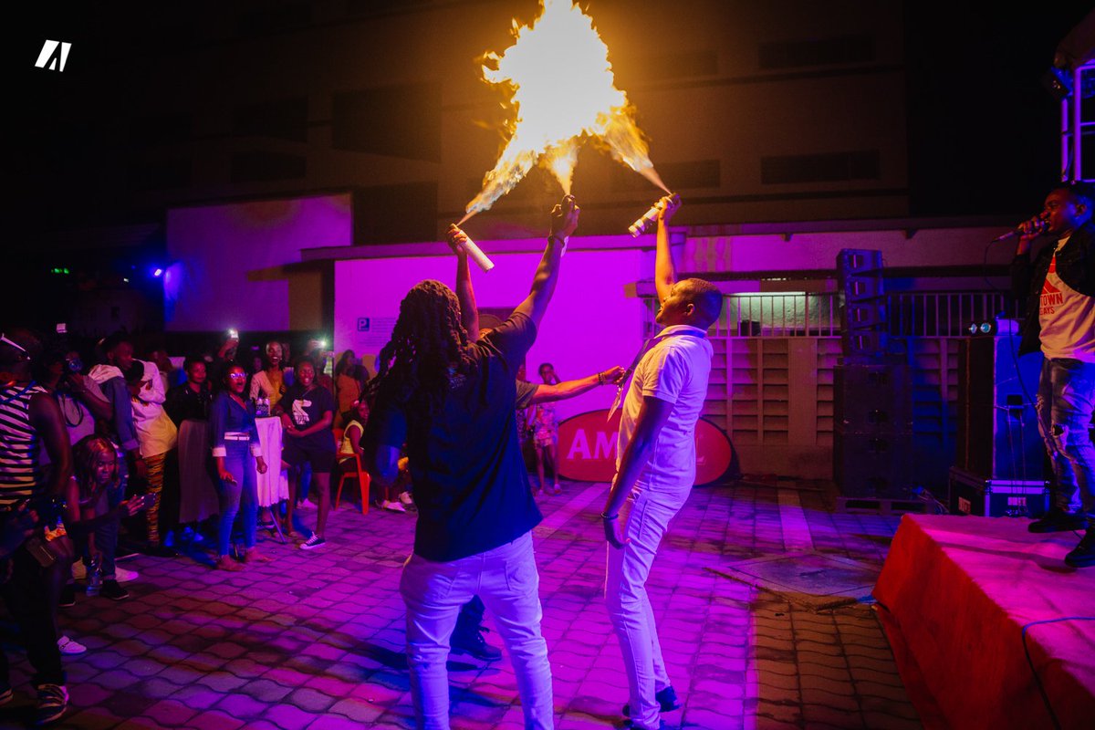 akezanet's tweet photo. Une entrée explosive pour une soirée explosive
#akezanet #lesbeautesdecheznous #ExplosiveNight #RuntownDeejays #Burundi https://t.co/bkqFkfvgpy