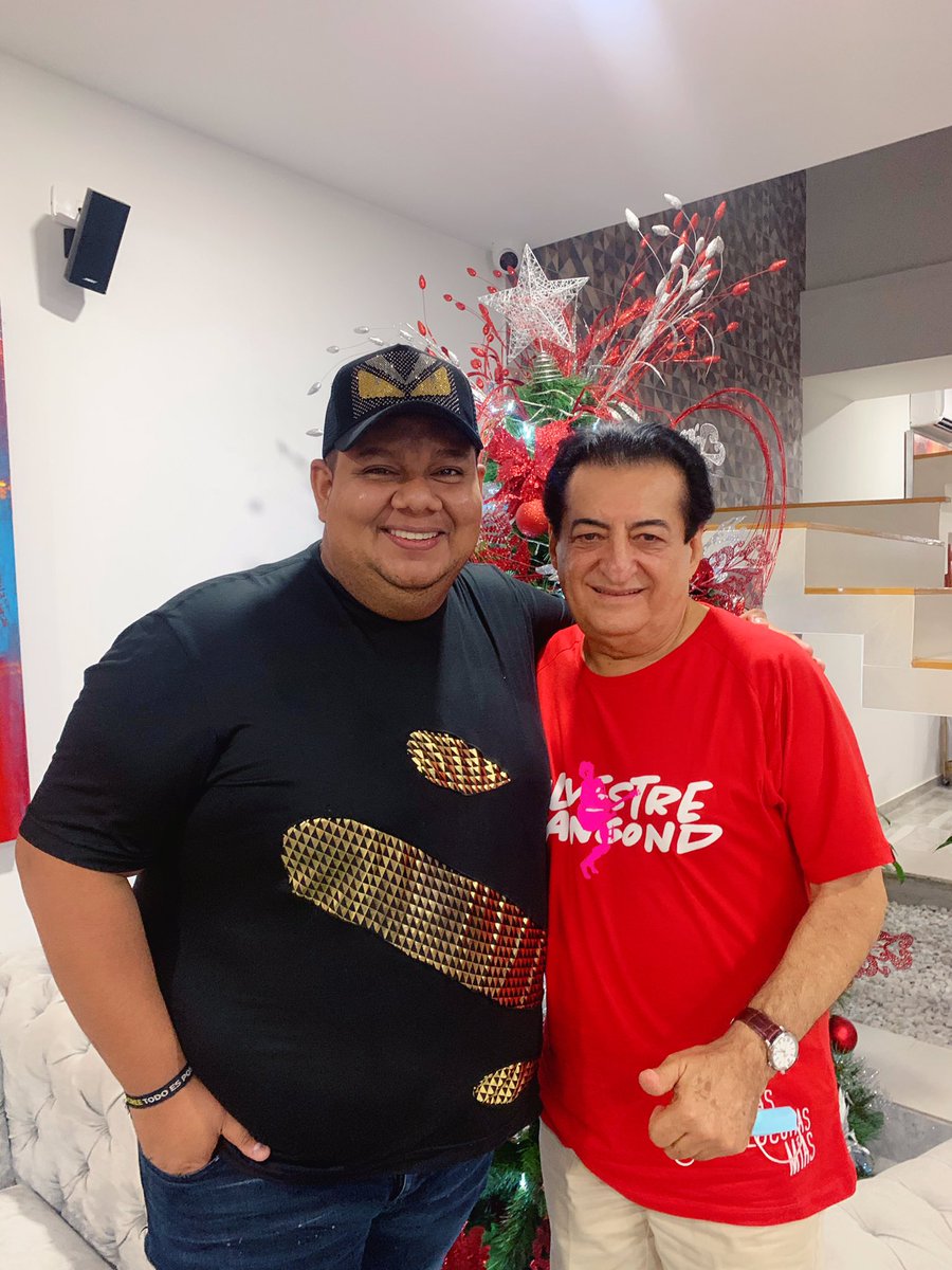 AlvaroNegrete19's tweet photo. Agradezco a DIOS cada momento especial en mi vida, este es uno de ellos, aquí con el Padrote @onatemusic 
DIOS me lo bendiga Maestro 👏👏👏 https://t.co/6clhoF2MuE