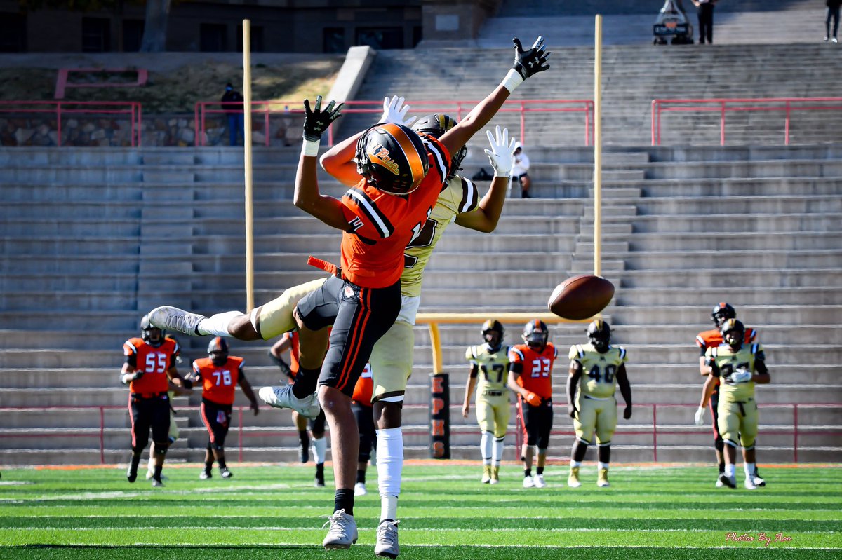Photos_ByAce's tweet photo. The 90th Battle of the Claw - Austin Panthers vs El Paso Tigers #losphotogs #epheraldpost #photosbyace @AHSPantherAth @ElPasoFB https://t.co/wsmG6nRYuP
