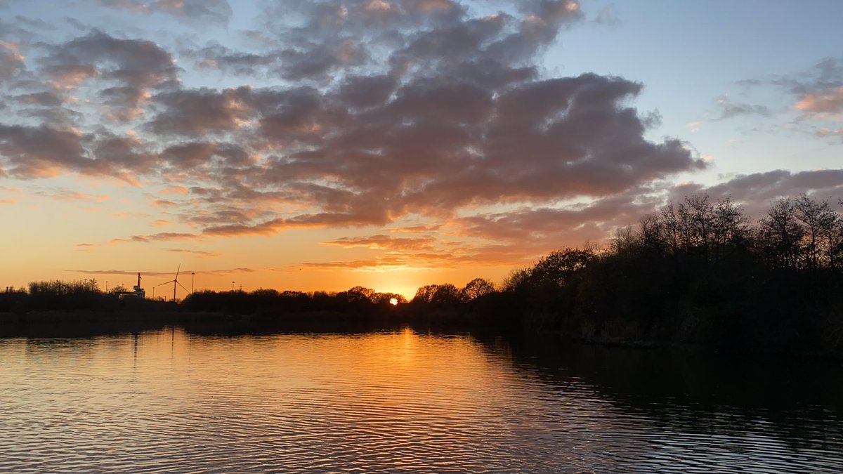 My #local place to #justbe 
#hendrelake #stmellons #cardiff #wales #yourwales #livinglevels #nature #walk #stroll #roll #wheelchairaccessible #space #exercise #sunset #winter #thisweek #wildcardiff @DerekTheWeather